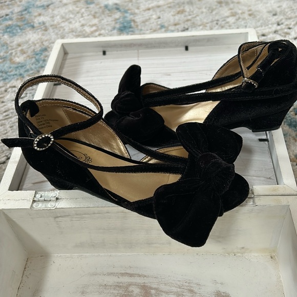 Joyfolie Other - Joyfolie Girls Black Velvet Shoes sz 3